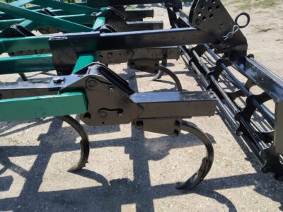 Cultivador Chísel usado de 11 brazos de 40x40 marca hibema