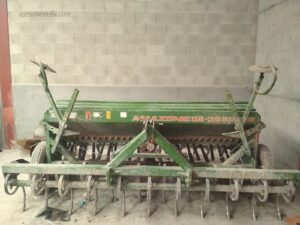 Se vende sembradora usada de bota marca Amazone, modelo D8-30 SUPER. Máquina semi nueva de ocasión de 3 metros de anchura de trabajo