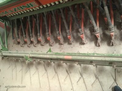 Se vende sembradora usada de bota marca Amazone, modelo D8-30 SUPER. Máquina semi nueva de ocasión de 3 metros de anchura de trabajo