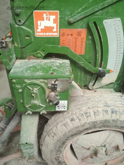Se vende sembradora usada de bota marca Amazone, modelo D8-30 SUPER. Máquina semi nueva de ocasión de 3 metros de anchura de trabajo