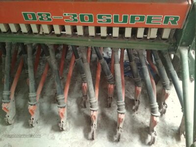 Se vende sembradora usada de bota marca Amazone, modelo D8-30 SUPER. Máquina semi nueva de ocasión de 3 metros de anchura de trabajo