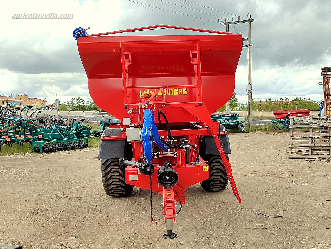 Abonadora arrastrada de dos platos de 7.000 kg marca AGUIRRE, modelo DP 7000