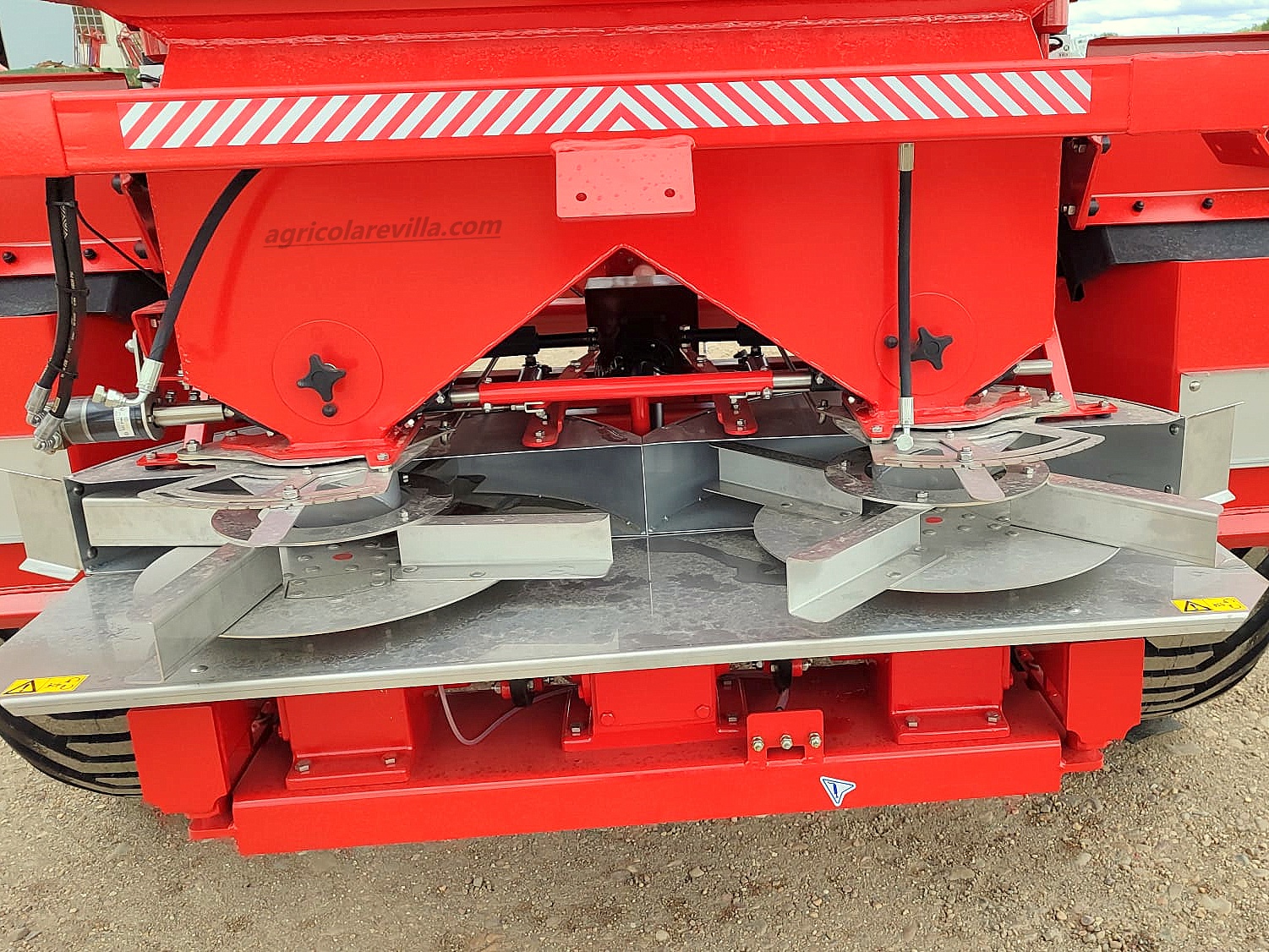 Abonadora arrastrada de dos platos de 7.000 kg marca AGUIRRE, modelo DP 7000
