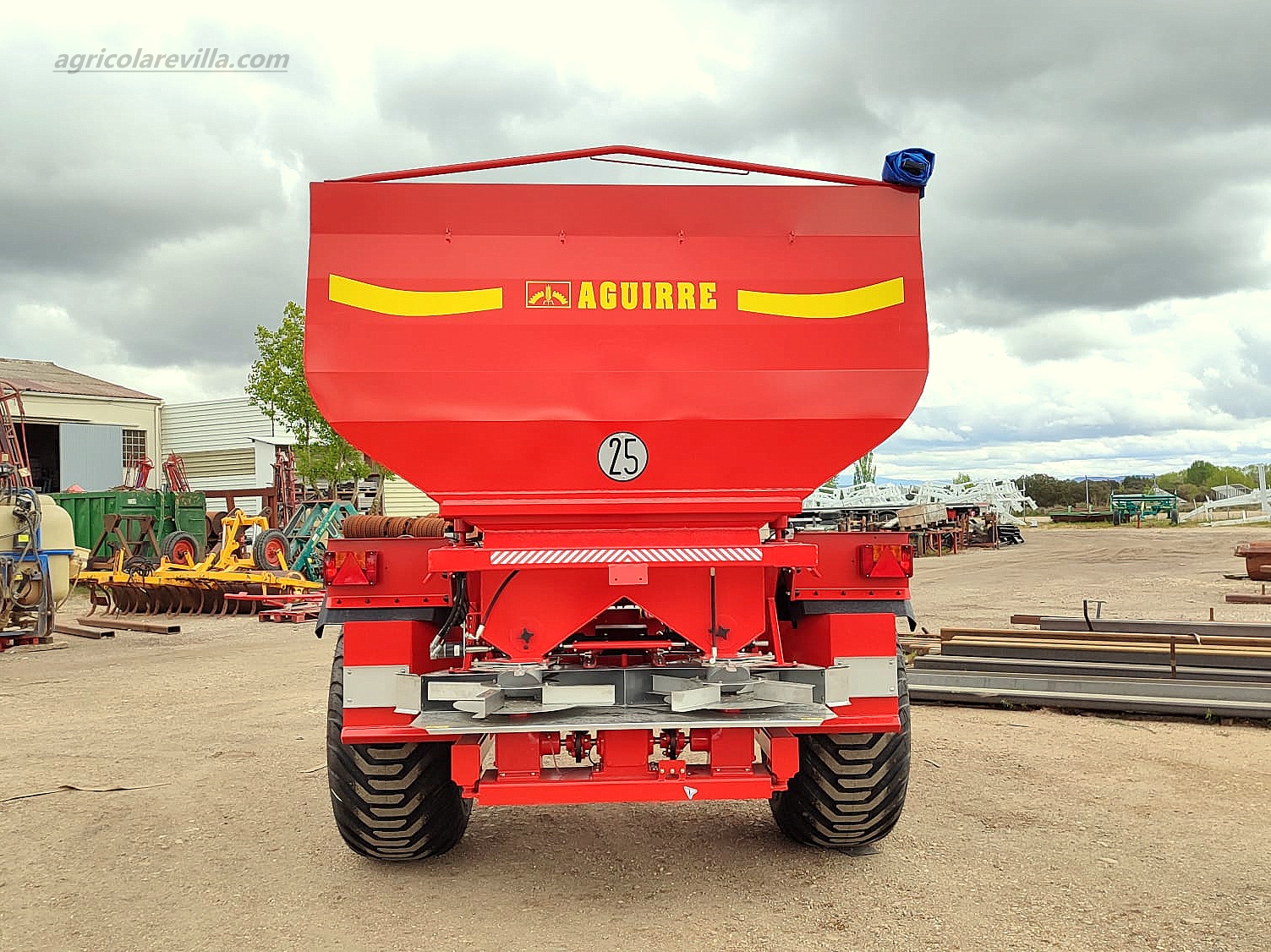 Abonadora arrastrada de dos platos de 7.000 kg marca AGUIRRE, modelo DP 7000