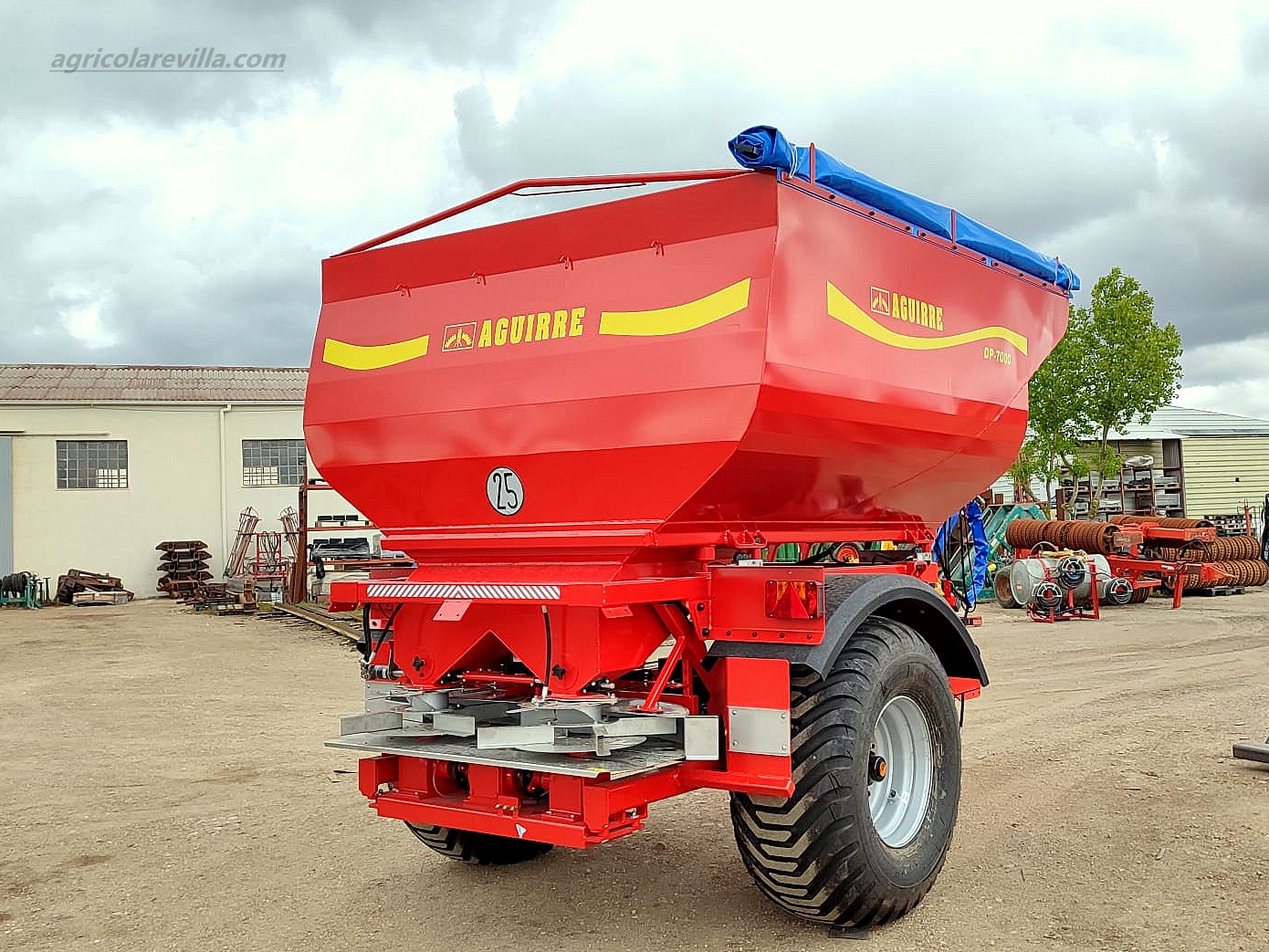 Abonadora arrastrada de dos platos de 7.000 kg marca AGUIRRE, modelo DP 7000
