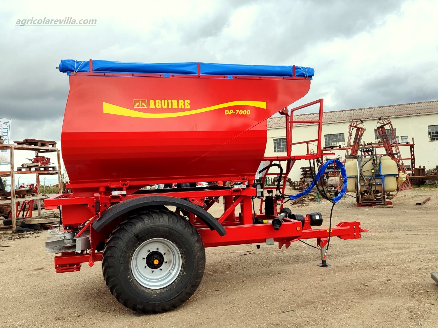 Abonadora arrastrada de dos platos de 7.000 kg marca AGUIRRE, modelo DP 7000