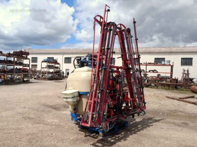 Pulverizador, sulfatadora suspendida marca Aguirre de 1500 litros con barras de 18 m similar a las marcas Amazone, Sanz, Horizonte Solano, Herpa, Benavides, Movican, Tecnoma, Hardy, Gaysa, y Gama