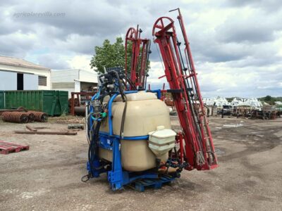Pulverizador, sulfatadora suspendida marca Aguirre de 1500 litros con barras de 18 m similar a las marcas Amazone, Sanz, Horizonte Solano, Herpa, Benavides, Movican, Tecnoma, Hardy, Gaysa, y Gama
