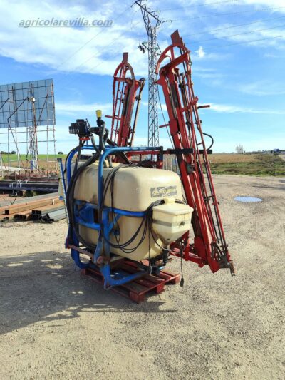 Pulverizador - sulfatadora suspendida marca Aguirre de 1200 litros con barras de 18 m similar a las marcas Amazone, Sanz, Horizonte Solano, Herpa, Benavides, Movican, Tecnoma, Hardy, Gaysa, y Gama