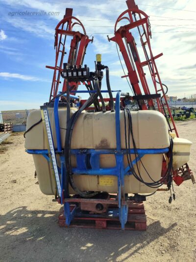 Pulverizador - sulfatadora suspendida marca Aguirre de 1200 litros con barras de 18 m similar a las marcas Amazone, Sanz, Horizonte Solano, Herpa, Benavides, Movican, Tecnoma, Hardy, Gaysa, y Gama