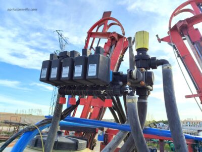 Pulverizador - sulfatadora suspendida marca Aguirre de 1200 litros con barras de 18 m similar a las marcas Amazone, Sanz, Horizonte Solano, Herpa, Benavides, Movican, Tecnoma, Hardy, Gaysa, y Gama