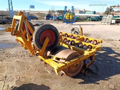 Conjunto de rodillo y cultivador fabricado por Agrícola Mur similar al fabricado por Talleres Bagües