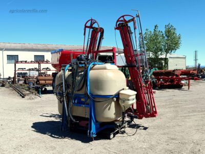 Pulverizador - sulfatadora suspendida marca Aguirre de 1200 litros con barras de 12 m similar a las marcas Amazone, Sanz, Horizonte Solano, Herpa, Benavides, Movican, Tecnoma, Hardy, Gaysa, y Gama
