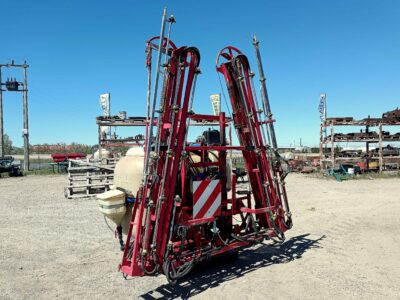 Pulverizador - sulfatadora suspendida marca Aguirre de 1200 litros con barras de 12 m similar a las marcas Amazone, Sanz, Horizonte Solano, Herpa, Benavides, Movican, Tecnoma, Hardy, Gaysa, y Gama