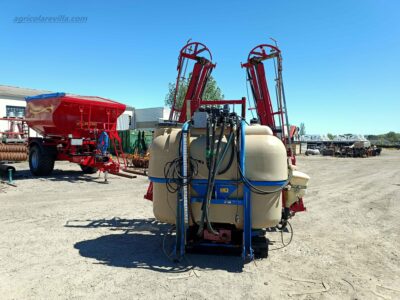 Pulverizador - sulfatadora suspendida marca Aguirre de 1200 litros con barras de 12 m similar a las marcas Amazone, Sanz, Horizonte Solano, Herpa, Benavides, Movican, Tecnoma, Hardy, Gaysa, y Gama