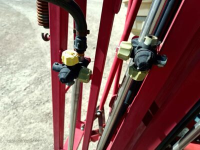 Pulverizador - sulfatadora suspendida marca Aguirre de 1200 litros con barras de 12 m similar a las marcas Amazone, Sanz, Horizonte Solano, Herpa, Benavides, Movican, Tecnoma, Hardy, Gaysa, y Gama