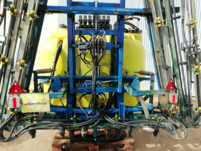 Pulverizador, sulfatadora suspendida marca Aguirre de 1200 litros con barras de 18 m construido de forma similar a las marcas Amazone, Sanz, Horizonte Solano, Herpa, Benavides, Movican, Tecnoma, Hardy, Gaysa, y Gama