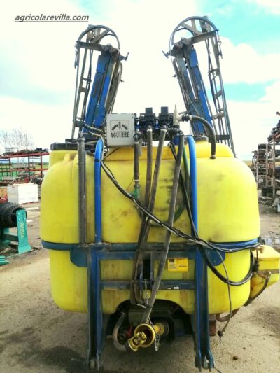 Pulverizador, sulfatadora suspendida marca Aguirre de 1200 litros con barras de 18 m construido de forma similar a las marcas Amazone, Sanz, Horizonte Solano, Herpa, Benavides, Movican, Tecnoma, Hardy, Gaysa, y Gama
