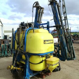 Pulverizador, sulfatadora suspendida marca Aguirre de 1200 litros con barras de 18 m construido de forma similar a las marcas Amazone, Sanz, Horizonte Solano, Herpa, Benavides, Movican, Tecnoma, Hardy, Gaysa, y Gama