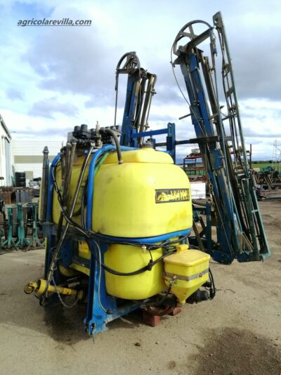 Pulverizador, sulfatadora suspendida marca Aguirre de 1200 litros con barras de 18 m construido de forma similar a las marcas Amazone, Sanz, Horizonte Solano, Herpa, Benavides, Movican, Tecnoma, Hardy, Gaysa, y Gama