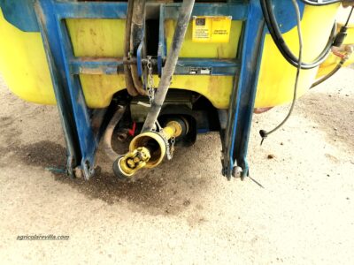 Pulverizador, sulfatadora suspendida marca Aguirre de 1200 litros con barras de 18 m construido de forma similar a las marcas Amazone, Sanz, Horizonte Solano, Herpa, Benavides, Movican, Tecnoma, Hardy, Gaysa, y Gama