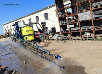 Pulverizador, sulfatadora suspendida marca Aguirre de 1200 litros con barras de 18 m construido de forma similar a las marcas Amazone, Sanz, Horizonte Solano, Herpa, Benavides, Movican, Tecnoma, Hardy, Gaysa, y Gama