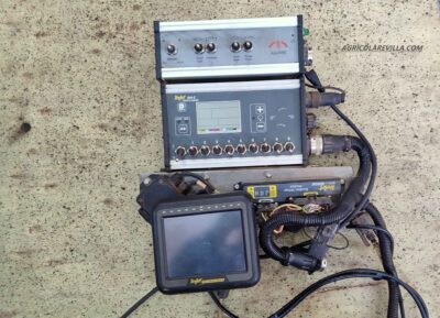 Pulverizador, sulfatadora suspendida marca Aguirre de 1200 litros con barras de 18 m construido de forma similar a las marcas Amazone, Sanz, Horizonte Solano, Herpa, Benavides, Movican, Tecnoma, Hardy, Gaysa, y Gama
