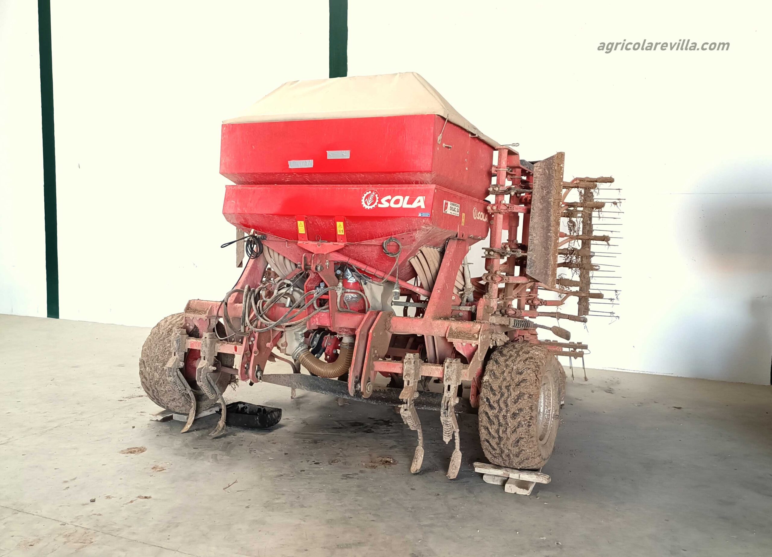 En el campo español las marcas de sembradora más comunes son Amazone, Sola, Lamusa, Gil, Gaspardo, Kverneland, John Deere, Solano Horizonte, Larrosa Arnal, Kuhn Ibérica y Horsch