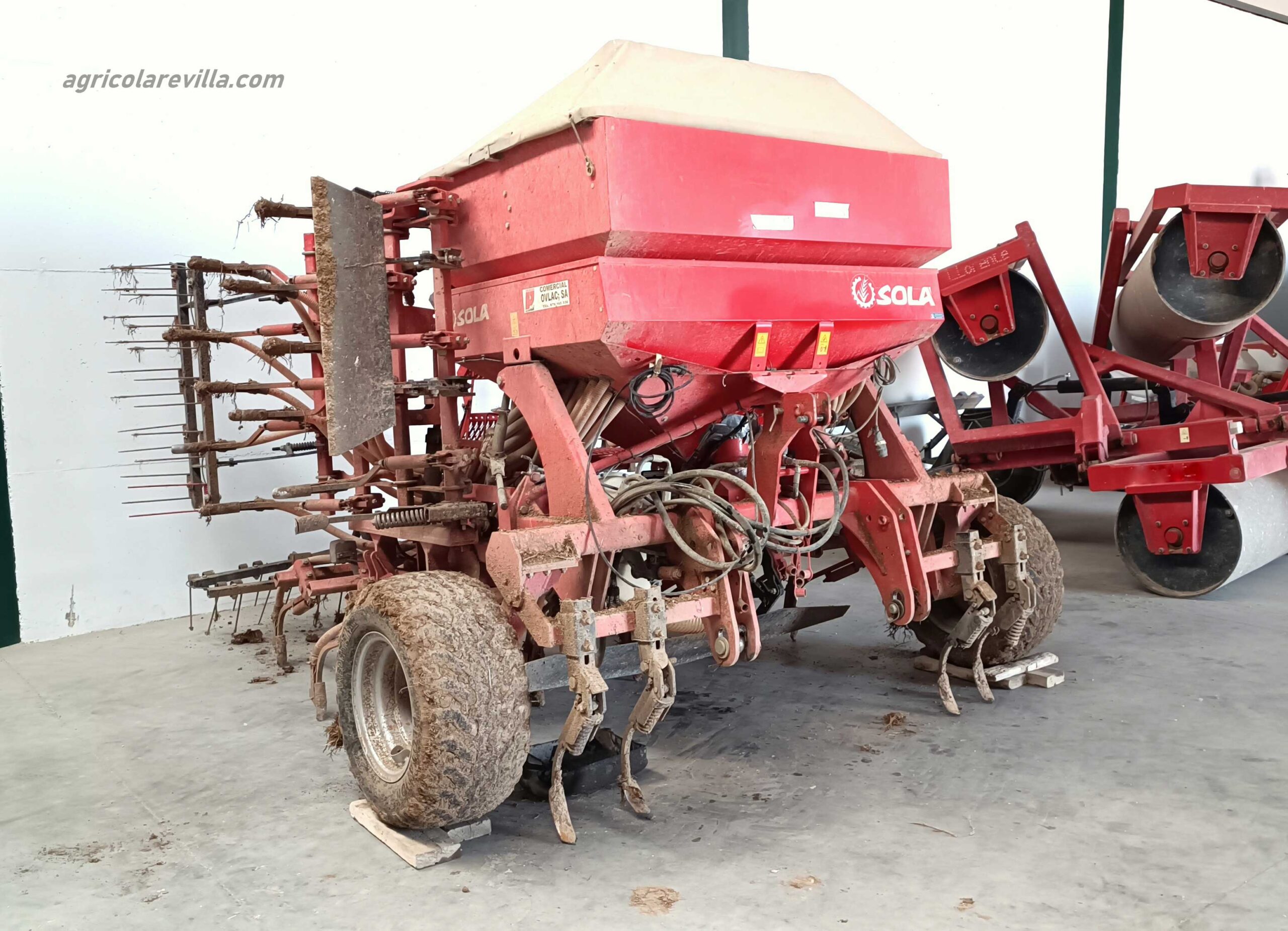 En el campo español las marcas de sembradora más comunes son Amazone, Sola, Lamusa, Gil, Gaspardo, Kverneland, John Deere, Solano Horizonte, Larrosa Arnal, Kuhn Ibérica y Horsch