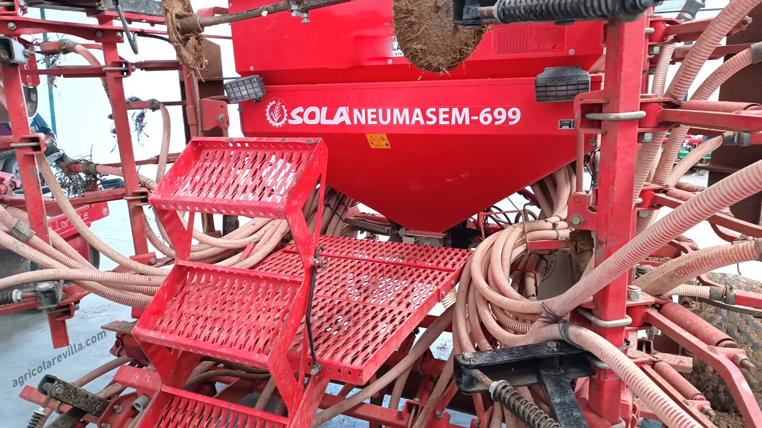 En el campo español las marcas de sembradora más comunes son Amazone, Sola, Lamusa, Gil, Gaspardo, Kverneland, John Deere, Solano Horizonte, Larrosa Arnal, Kuhn Ibérica y Horsch