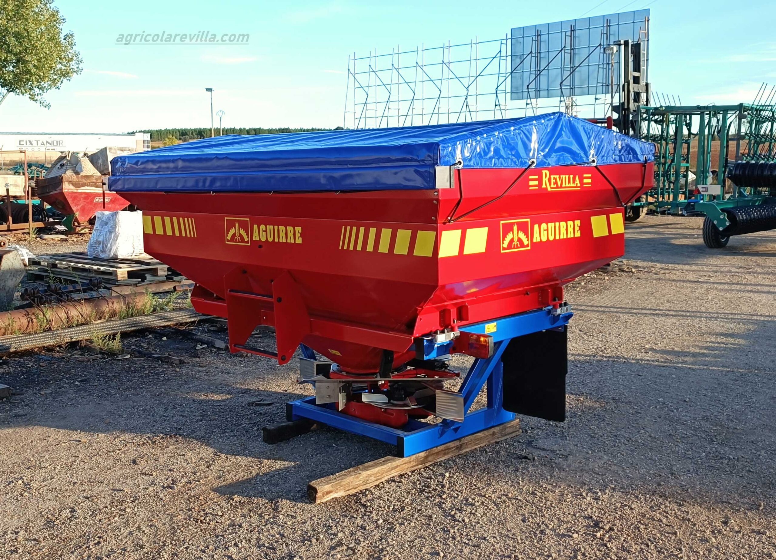 Abonadora suspendida nueva de dos platos de 2.500 kg marca AGUIRRE, modelo AC2 2500 AGD 201 PC