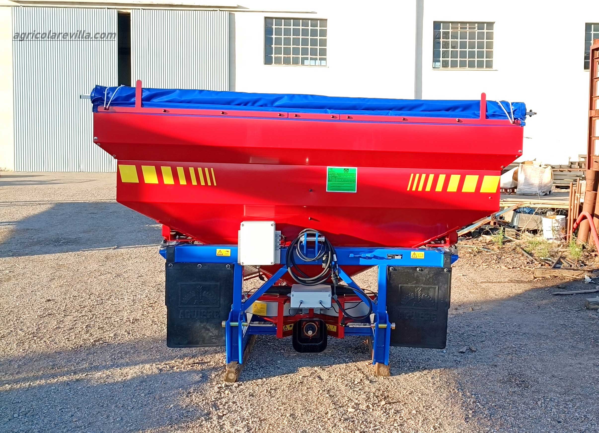 Abonadora suspendida nueva de dos platos de 2.500 kg marca AGUIRRE, modelo AC2 2500 AGD 201 PC