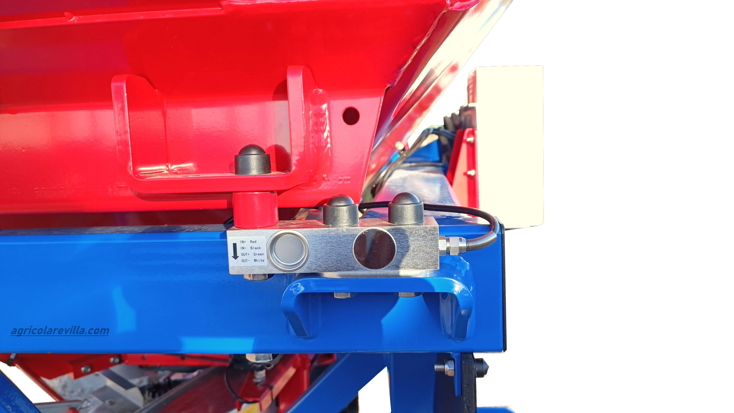 Abonadora suspendida nueva de dos platos de 2.500 kg marca AGUIRRE, modelo AC2 2500 AGD 201 PC