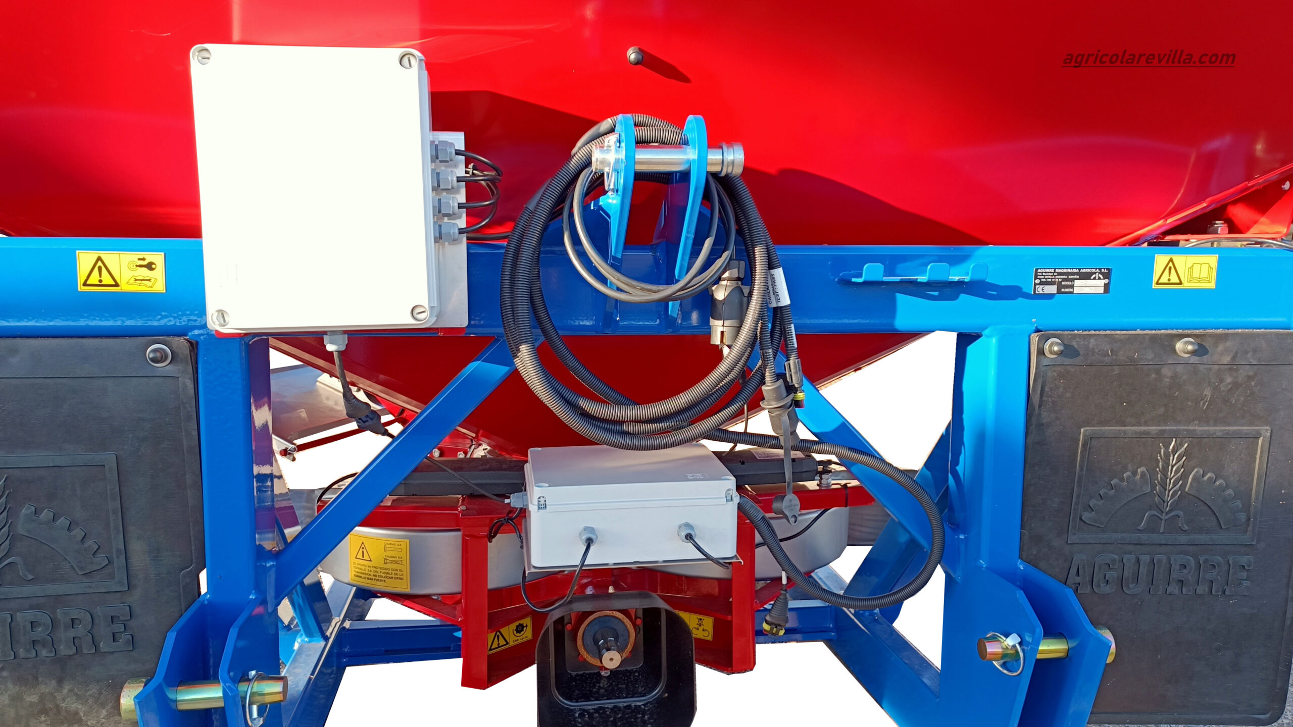 Abonadora suspendida nueva de dos platos de 2.500 kg marca AGUIRRE, modelo AC2 2500 AGD 201 PC