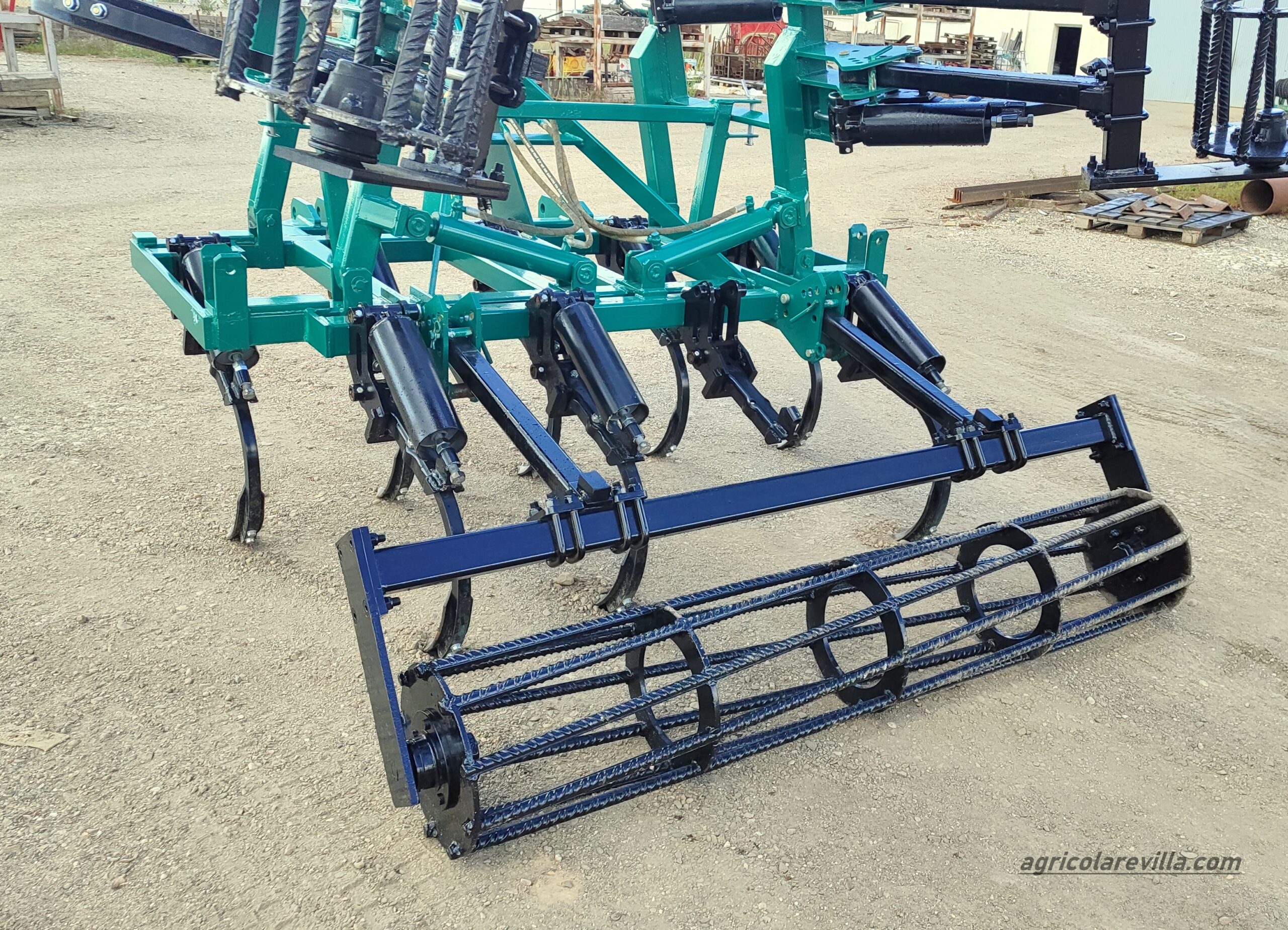 Cultivador chisel de segunda mano con 13 brazos de 30x30 marca REVILLA
