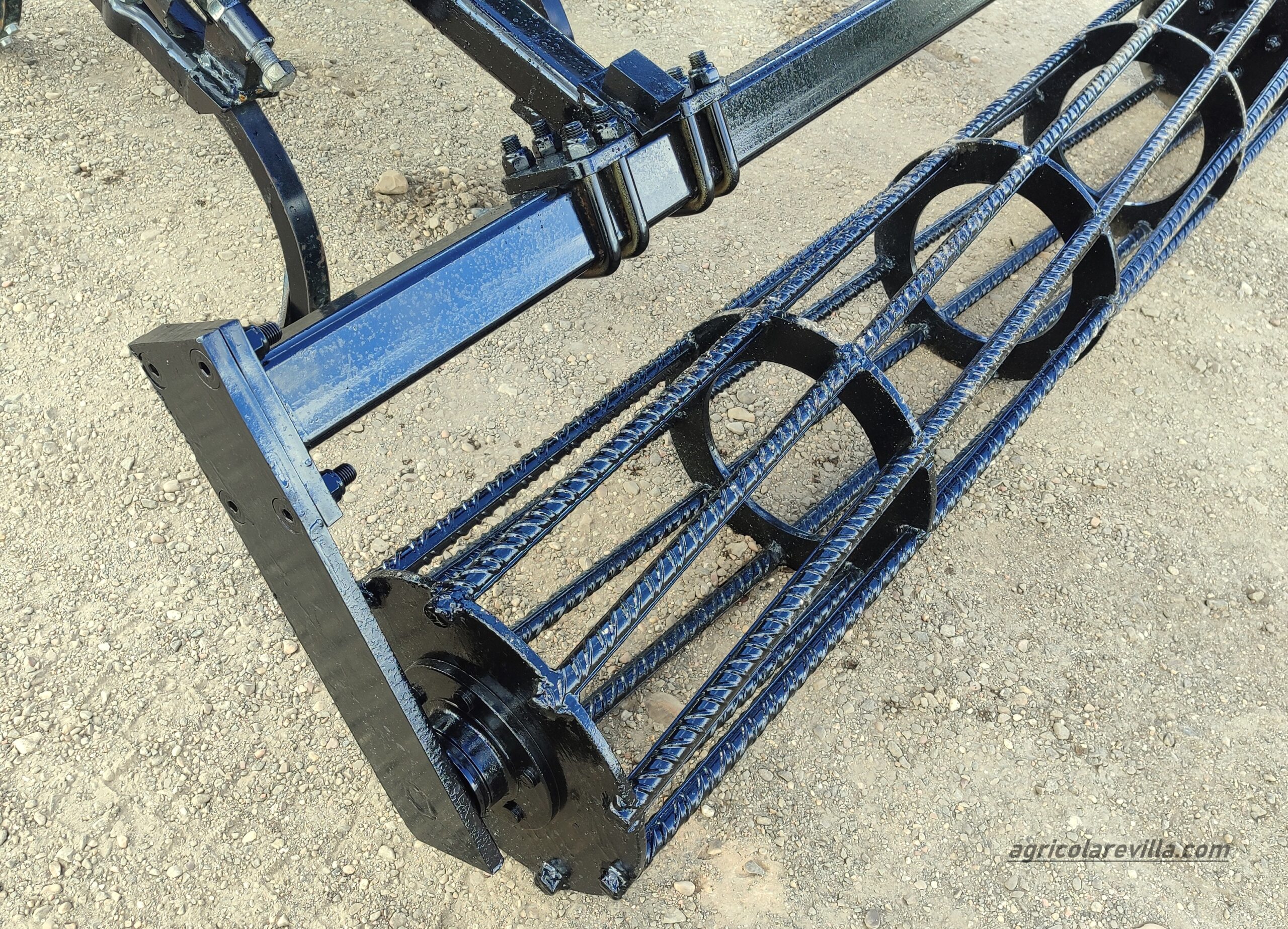 Cultivador chisel de segunda mano con 13 brazos de 30x30 marca REVILLA