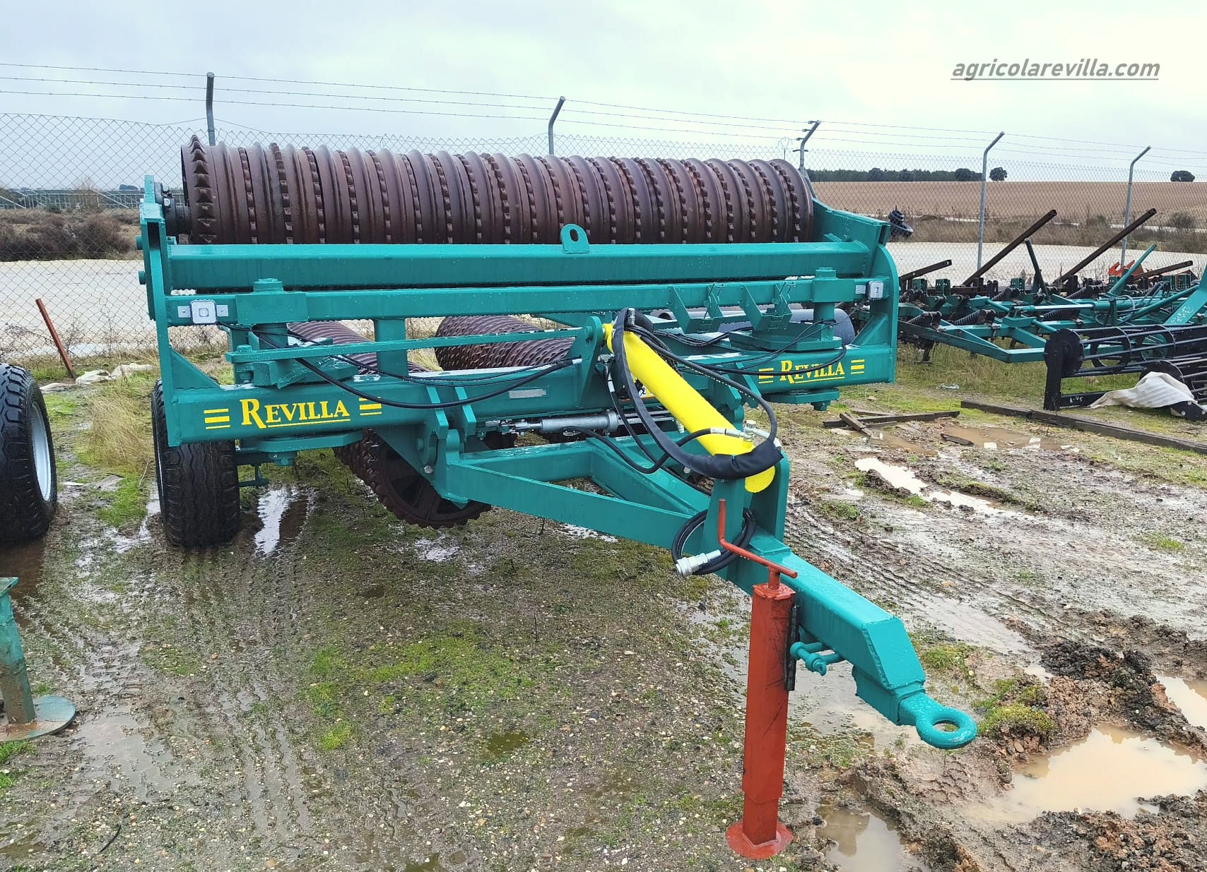Rodillo agrícola de segunda nano de 8 m con discos de 500 marca Revilla