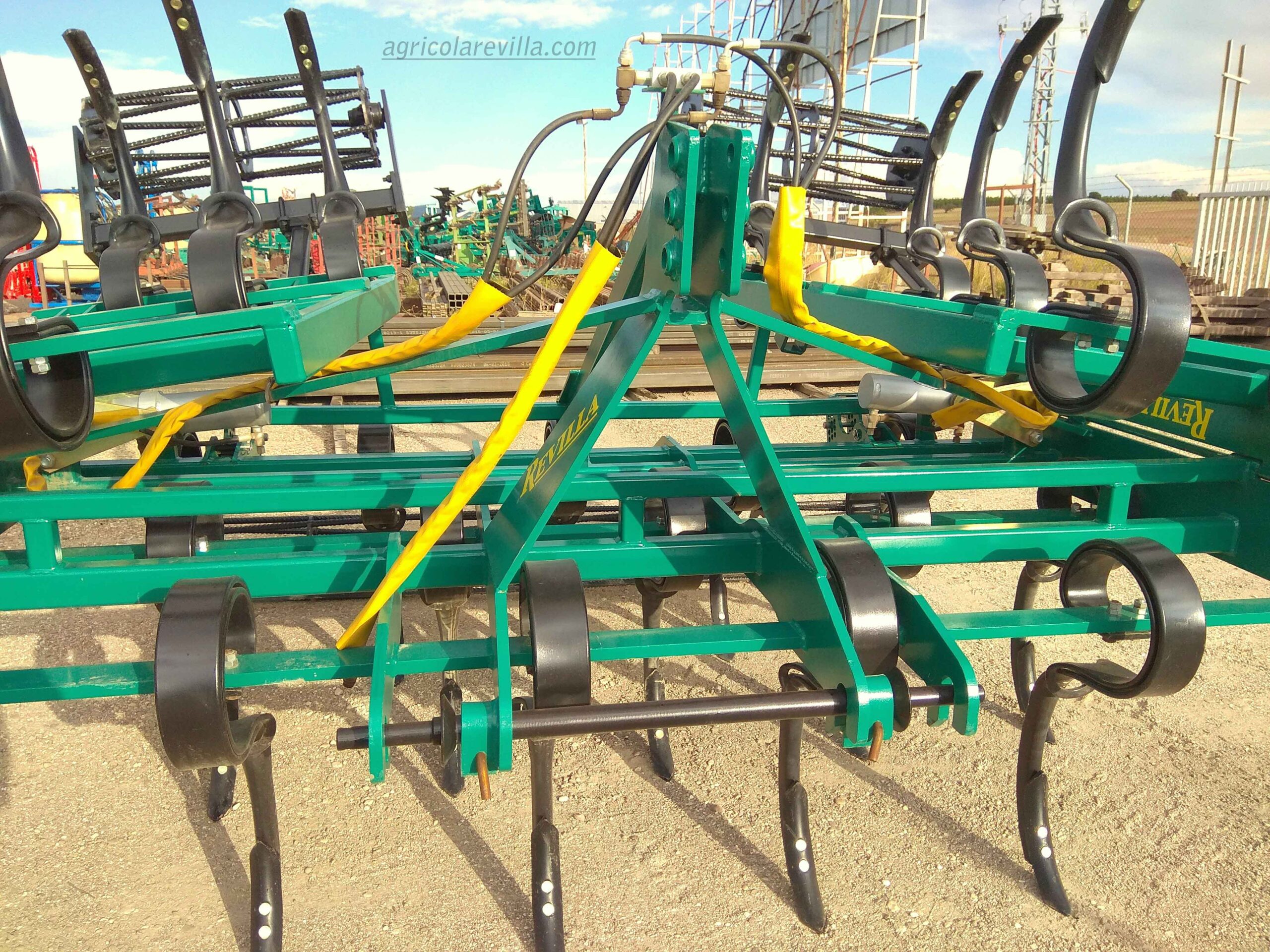 Vibro cultivador de ocasión de 25 brazos Bianchi de 100x14 (Cyclops) con refuerzo marca Revilla, modelo VC-3L-430/22