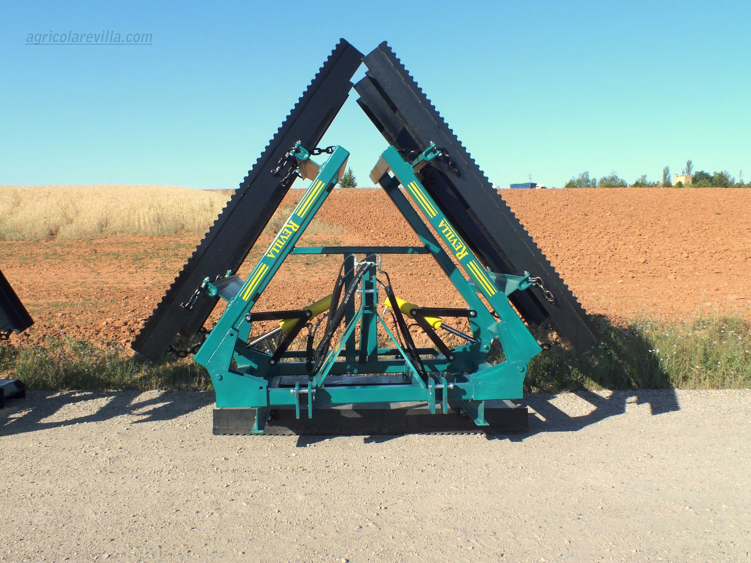 Vigas rastrojeras ecológicas de 8 m marca. Apero utilizado para romper las cañas del rastrojo y mover una capa fina de tierra para facilitar la nascencia de las malas hierbas y el cereal tirado por la cosechadora