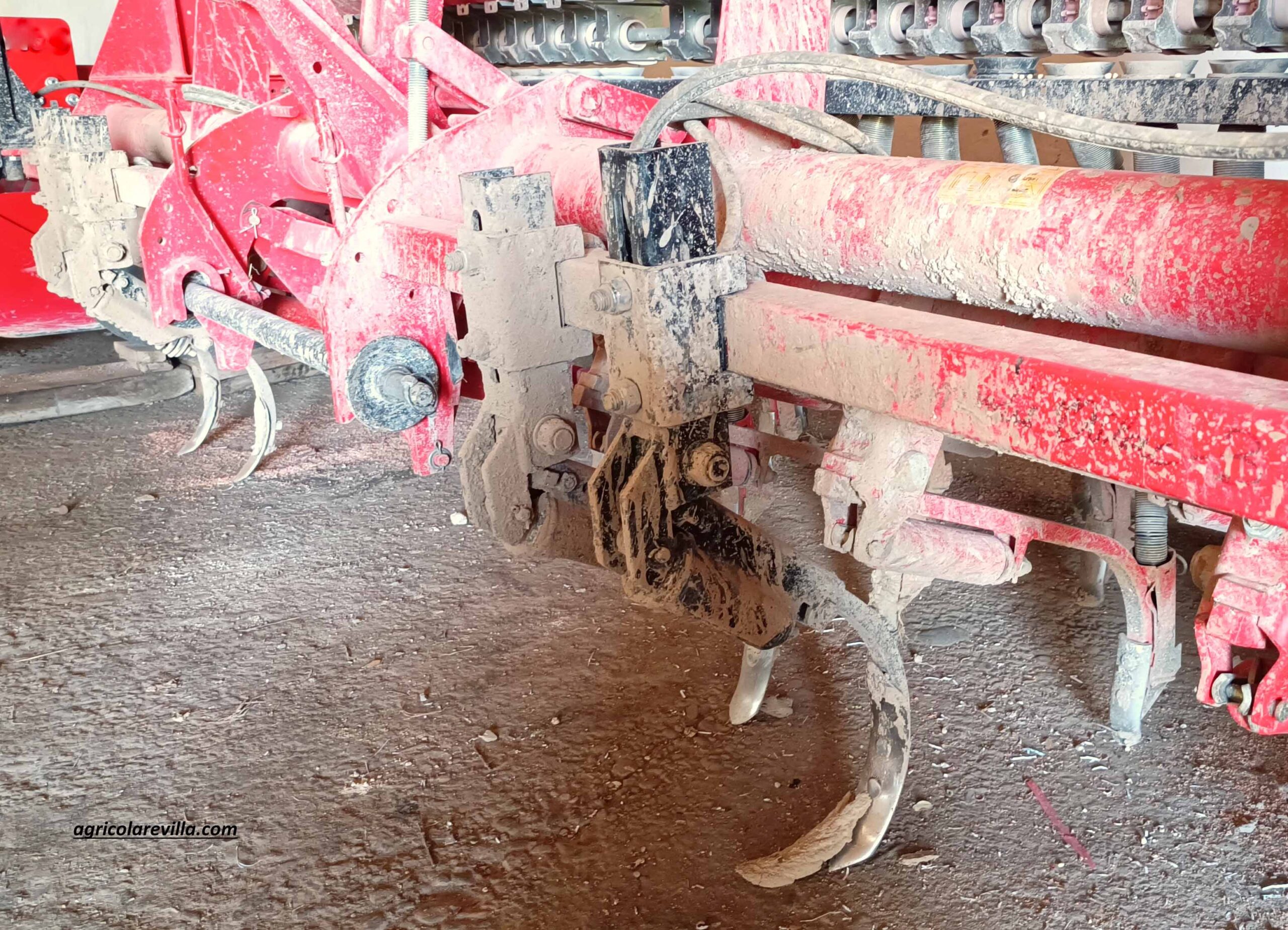 Sembradora usada suspendida de 3,5 m de trabajo marca Sola, modelo Trisem 194 3500/28 GC.