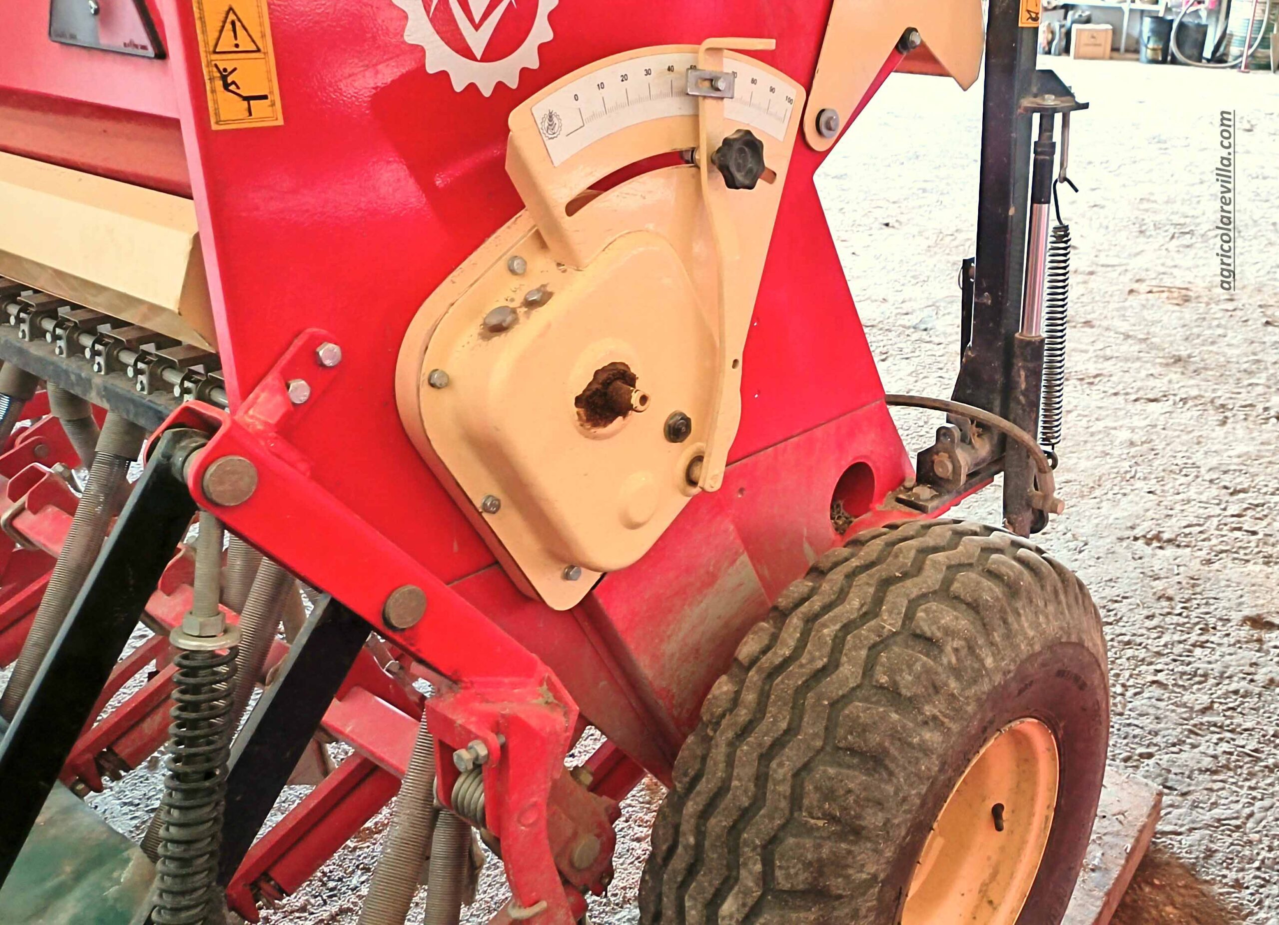 Sembradora usada suspendida de 3,5 m de trabajo marca Sola, modelo Trisem 194 3500/28 GC.