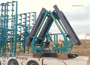 El día 7 de julio entregamos cuatro máquinas rastrojeras en los siguientes municipios: • Corrales de Duero (Valladolid) - Rastra ecológica de 7 m muelle de 16 mm • San Martin de Rubiales (Burgos) - Rastra ecológica de 7 m muelle de 16 mm • Tordesillas (Valladolid) – Entregado a nuestro distribuidor Surco Agrícola o Viga Rastrojera de 8 m con IPE de 400 mm o Rodillo frontal de 5 m con tubo de 660