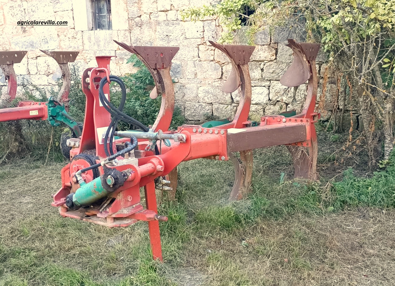 Arado trisurco reversible usado de 3 cuerpos marca Kverneland. Apero agrícola de segunda mano con anchura de corte de la reja de 14 ”.