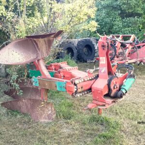 Arado trisurco reversible usado de 3 cuerpos marca Kverneland. Apero agrícola de segunda mano con anchura de corte de la reja de 14 ”.