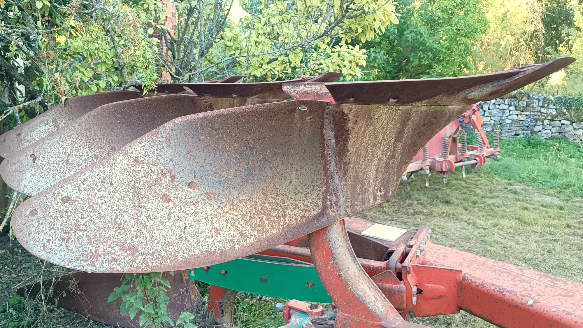 Arado trisurco reversible usado de 3 cuerpos marca Kverneland. Apero agrícola de segunda mano con anchura de corte de la reja de 14 ”.