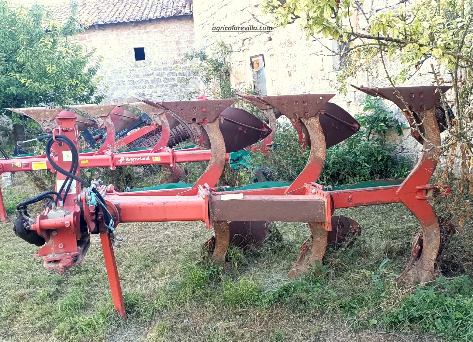 Arado trisurco reversible usado de 3 cuerpos marca Kverneland. Apero agrícola de segunda mano con anchura de corte de la reja de 14 ”.