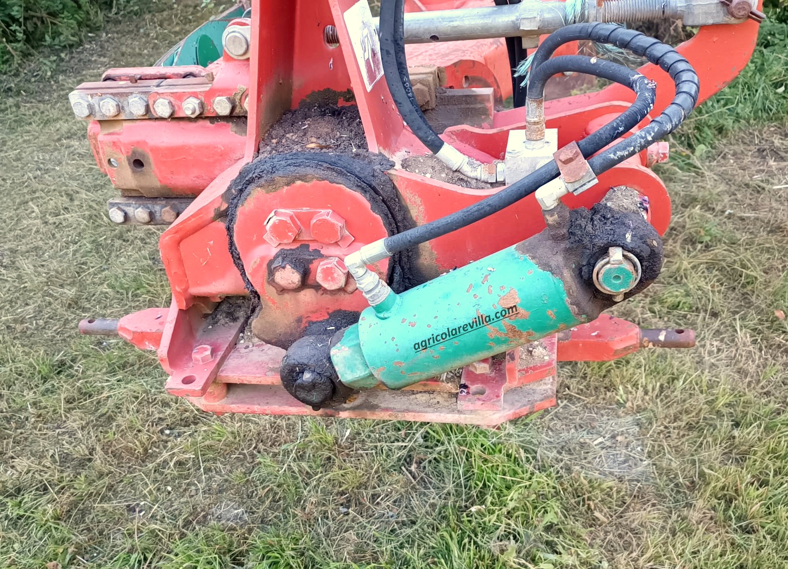 Arado trisurco reversible usado de 3 cuerpos marca Kverneland. Apero agrícola de segunda mano con anchura de corte de la reja de 14 ”.